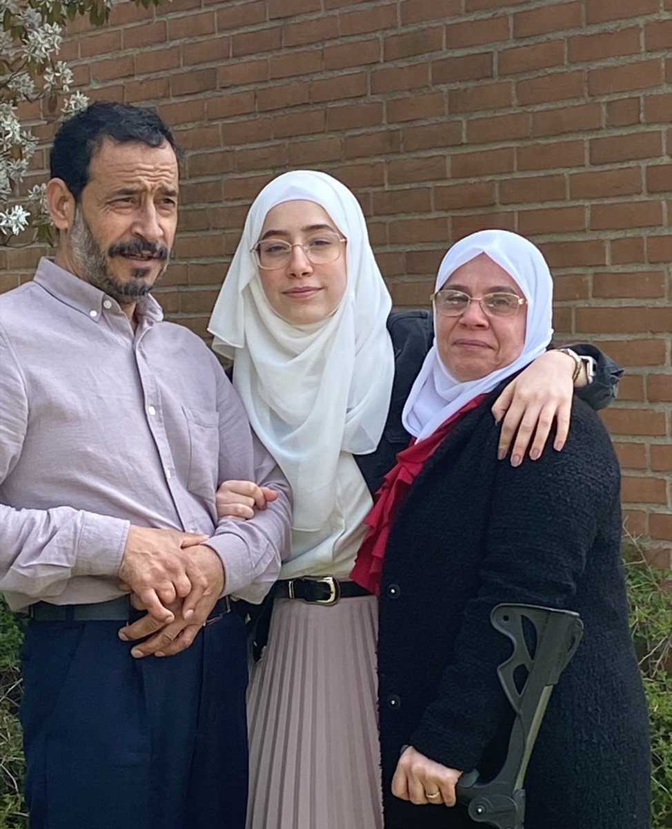 Israaalbalha's tweet photo. Mine forældre skal udvises til Syrien selvom min far er blevet tortureret i Assads fængsler og har fået klippet 2 fingre af og 2 fingre knust. Jeg har opholdstilladelse. De danske myndigheder tror, at Syrien er sikker, men det er stadig de samme bødler, der er ved magten #dkpol https://t.co/Xq48Iu9o9H