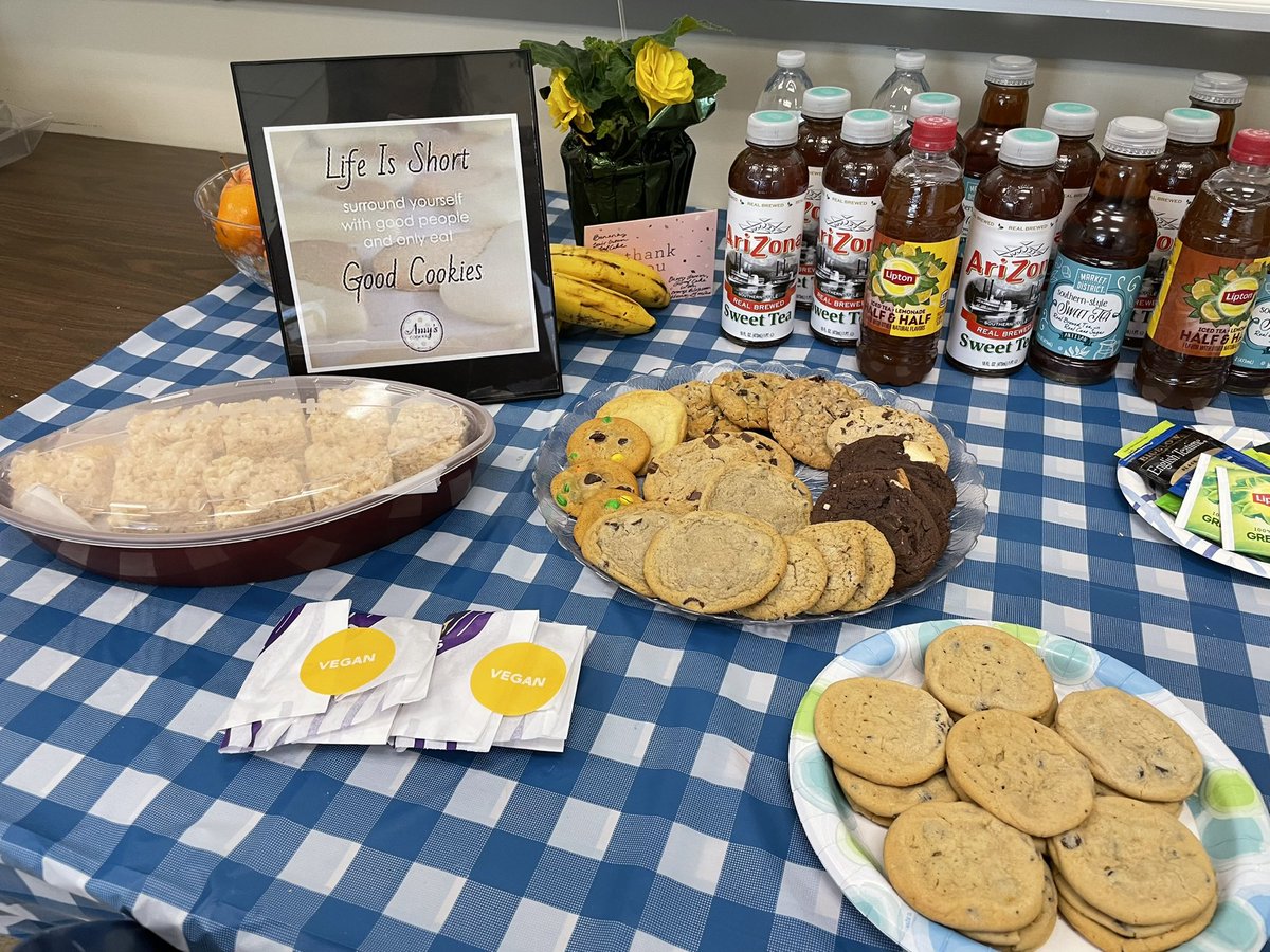 KenstonKHSPTO's tweet photo. Life’s short eat dessert 🍪🍰🧁#appreciateyou https://t.co/5ugbSu6pPP
