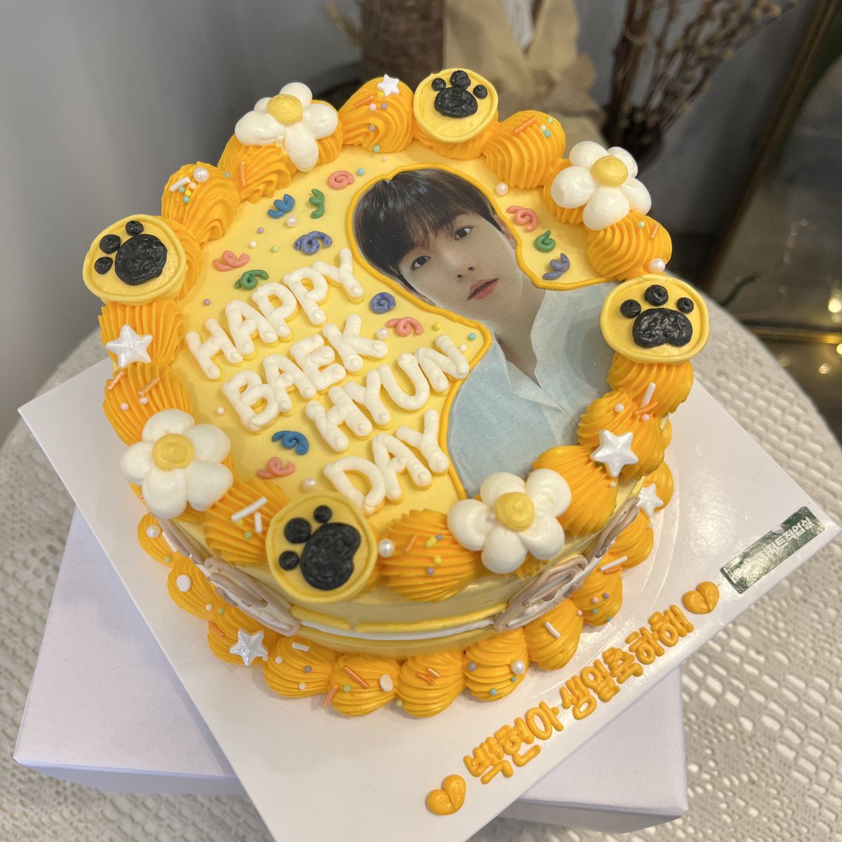janechanhee's tweet photo. 생일 축하해 사랑하는 우리의 성공과 건강을 기원합니다 태어나줘서 고맙고 많이 사랑해줘서 고맙고 우리 팬분들도 많이 사랑해주세요 우리 베이비 ,❤️❤️❤️💌🎂🎂🎂

#터래기야_큥생일축하해_보내줘
#해피큥데이 
#HappyBaekhyunDay
#31LightRaysUponBaekhyun 
@B_hundred_Hyun https://t.co/T8ke6cBwYa