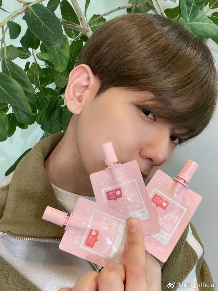 janechanhee's tweet photo. 생일 축하해 사랑하는 우리의 성공과 건강을 기원합니다 태어나줘서 고맙고 많이 사랑해줘서 고맙고 우리 팬분들도 많이 사랑해주세요 우리 베이비 ,❤️❤️❤️💌🎂🎂🎂

#터래기야_큥생일축하해_보내줘
#해피큥데이 
#HappyBaekhyunDay
#31LightRaysUponBaekhyun 
@B_hundred_Hyun https://t.co/T8ke6cBwYa