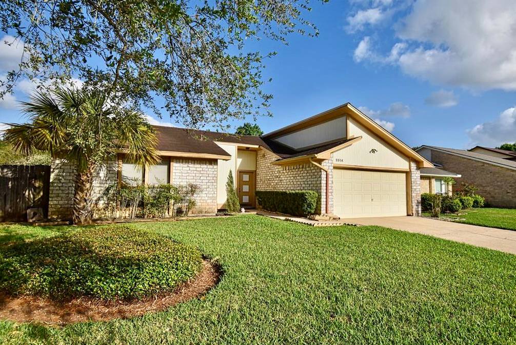 elevatustx's tweet photo. Congratulations to @yourhoustonliving for helping her clients lease their new home! Closed and signed within 24 hrs in this crazy market! 
#justleased  #closingday #houstonrealestate
#houstonrealtor® #leased #leasedit #elevatustx #insurancewithwendy https://t.co/fuQ8krVYGc