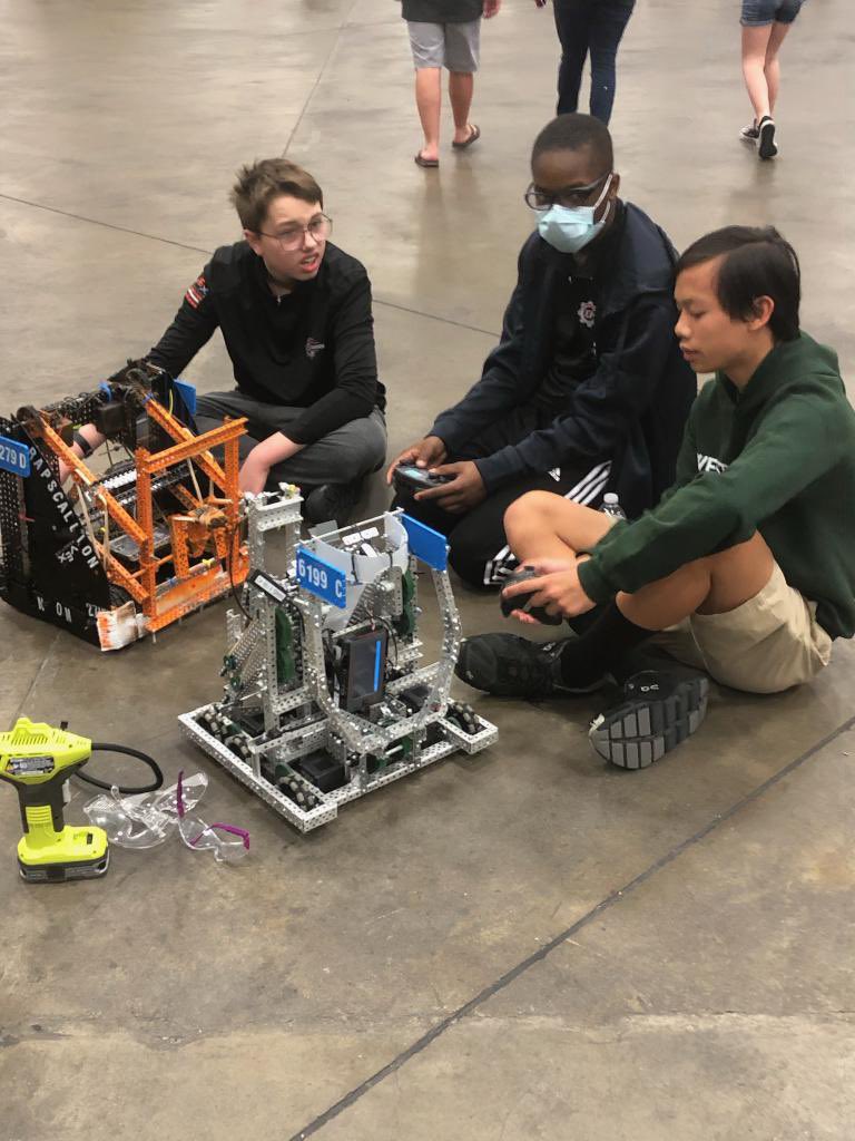 osseo_robotics's tweet photo. After a last second disappointing loss in our 8th qualifying match, the boys bounced back to win the 9th. One left and we will await alliance selection for divisional playoffs to see who is the best in the world! @ISD279 @OSHorioles @CityofOsseo @CoryHMcIntyre https://t.co/dD1nPwbMKi