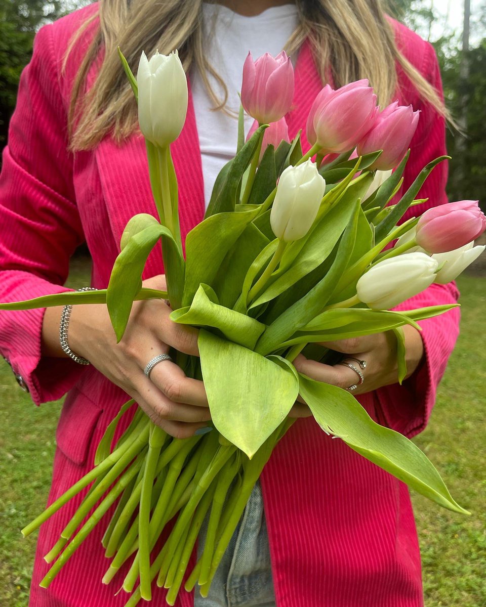MelissaLovy's tweet photo. This is your notice, flowers + jewels for mom this weekend! Use code MOM25 for 25% off our website! https://t.co/CP4zOyjgQA #Sale #MothersDay #Jewelry https://t.co/5hESIbqQ4J