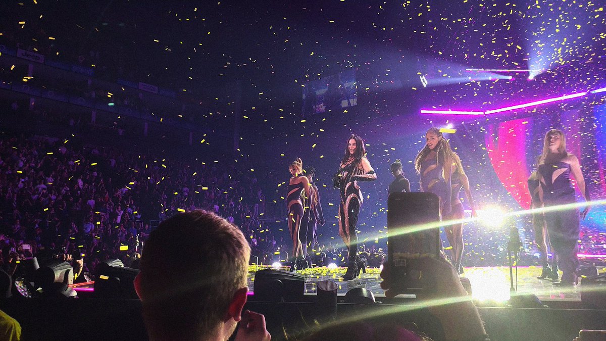 futuremysterye's tweet photo. Take me back this instant... #FutureNostalgiaTour #FNTourO2 https://t.co/ycNTfNtJKI
