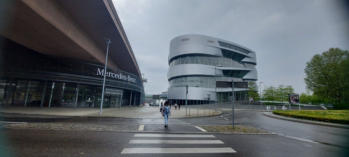 _Laurotah's tweet photo. hoy nos hemos ido de excursión! primero hemos ido a la Grabkapelle y luego al Museo de Mercedes-Benz en Stuttgart 🏎🚗 #KA1EOIAlcalá #MiErasmusPlus @alcalaidiomas https://t.co/CSGatLfwoz