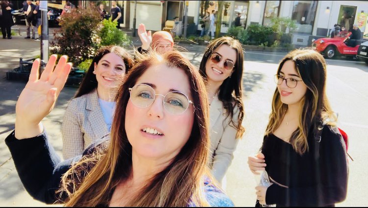 seherdilovan's tweet photo. #Yeni #videom. Bakın Almanya “Küçük İstanbul Caddesi” ve Türkçe tabelalı dükkanlar, restorantlar ve insanlarımızın yoğun yaşadığı yerlerden biri 👉🏻 https://t.co/MsgTw83xzc https://t.co/HiMBUYJjHK