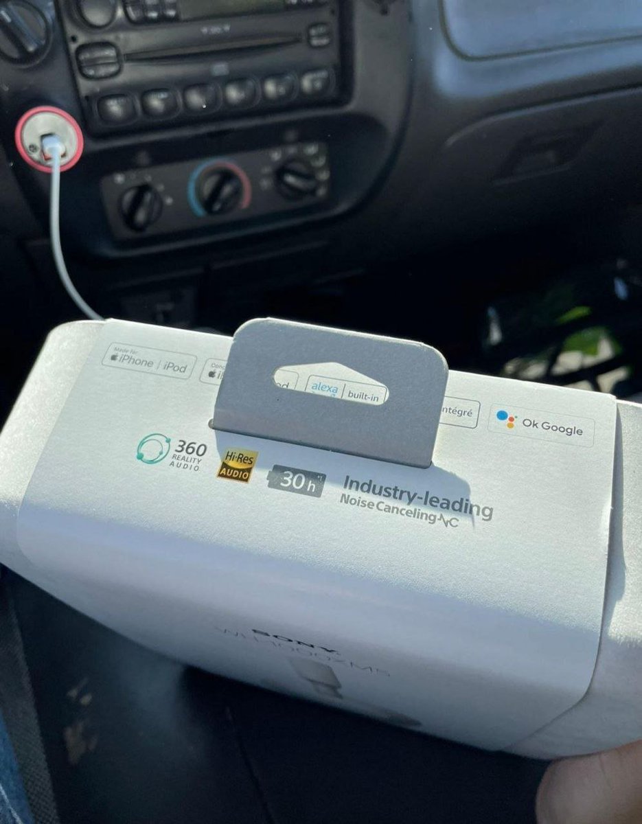 Carlos_Vassan's tweet photo. Ya se filtró la caja de los nuevos audífonos de Sony 😱
¿Opiniones?🧐 https://t.co/MDW7TQVAPm