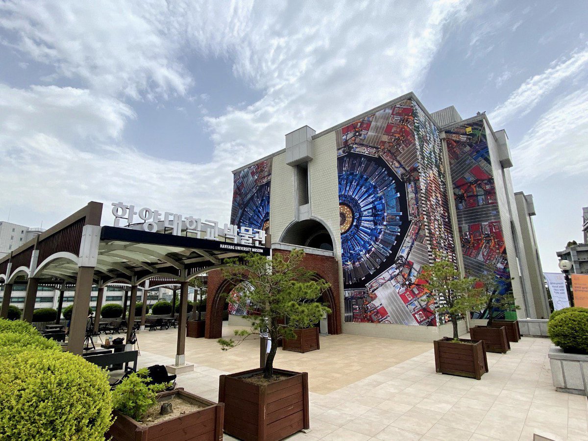 CMSExperiment's tweet image. This eye-catching 15 m-high building wrapped with a picture of CMS has been the house for a unique exhibition "The Cosmonaut" in Seoul last year. 💯 
📖Read the news to know more about @ORIGIN_CMS and this innovative science, art and education exhibition!
home.cern/news/news/know…