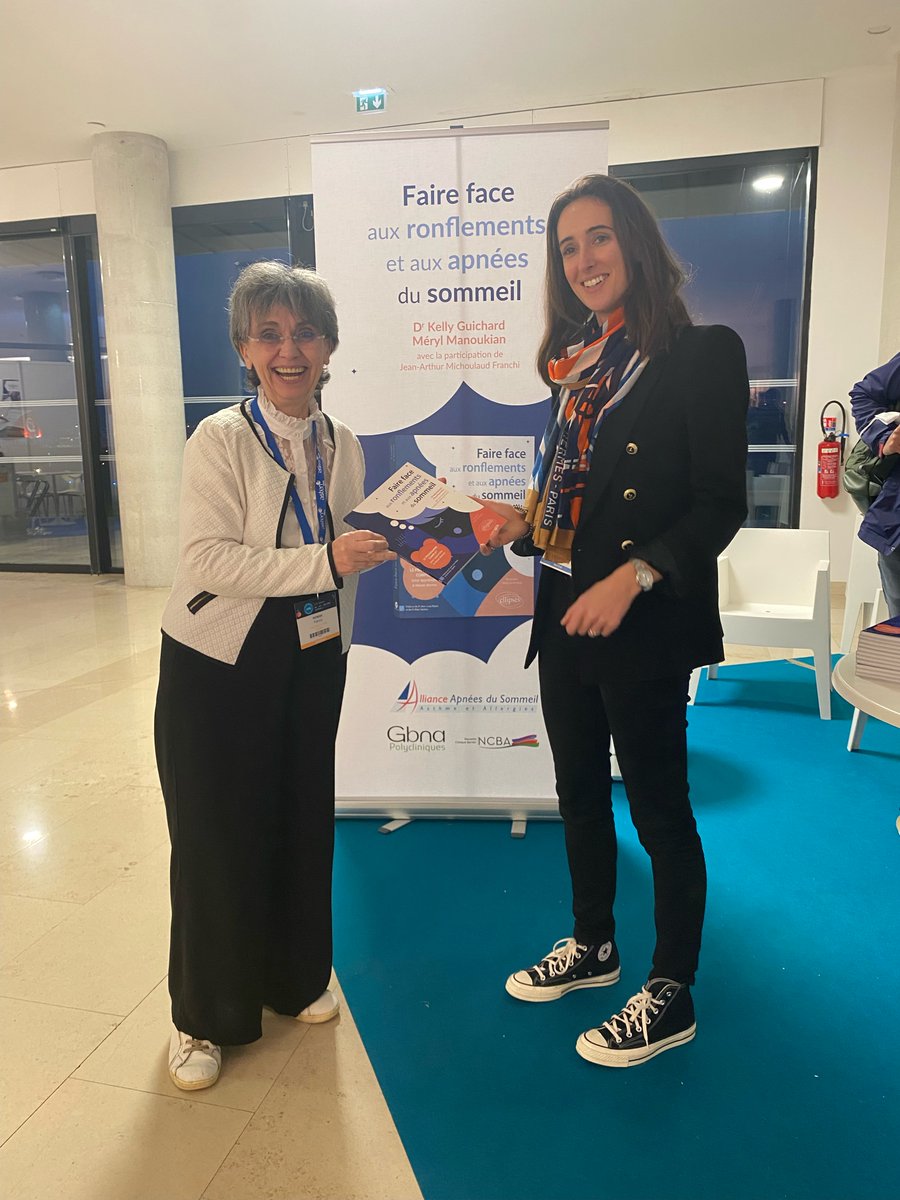 JPRSommeil's tweet photo. Kelly Guichard et Méryl Manoukian était présentes aux #JPRS2022 pour présenter leur livre 📘 "Faire face aux #ronflements et aux #apnéesdusommeil", c'était également l'occasion d'offrir cet ouvrage à Patricia NOWAK présidente de l'association @Flonaorg 😊 https://t.co/SsETHBqBcs