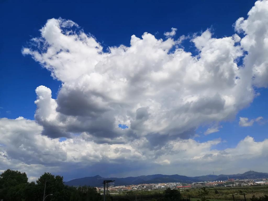 meteoecovisual's tweet photo. #Cúmulos #mediocris que precedieron a los #congestus que dejaron las #precipitaciones #convectivas al mediodía en #santboi
#santboidellobregat
#baixllobregat
#elbaixllobregat
#meteofoto
#cielos #meteorología
#cielo
#observadormeteorólogico
#observadoresdenubes https://t.co/6Isw9vDkX8