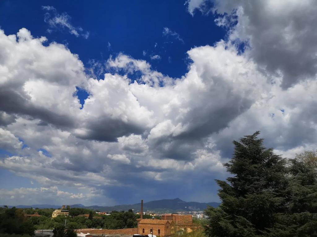 meteoecovisual's tweet photo. #Cúmulos #mediocris que precedieron a los #congestus que dejaron las #precipitaciones #convectivas al mediodía en #santboi
#santboidellobregat
#baixllobregat
#elbaixllobregat
#meteofoto
#cielos #meteorología
#cielo
#observadormeteorólogico
#observadoresdenubes https://t.co/6Isw9vDkX8