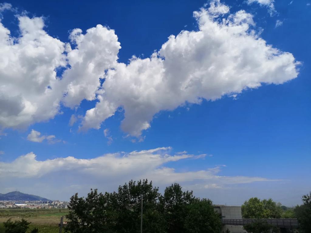 meteoecovisual's tweet photo. #Cúmulos #mediocris que precedieron a los #congestus que dejaron las #precipitaciones #convectivas al mediodía en #santboi
#santboidellobregat
#baixllobregat
#elbaixllobregat
#meteofoto
#cielos #meteorología
#cielo
#observadormeteorólogico
#observadoresdenubes https://t.co/6Isw9vDkX8