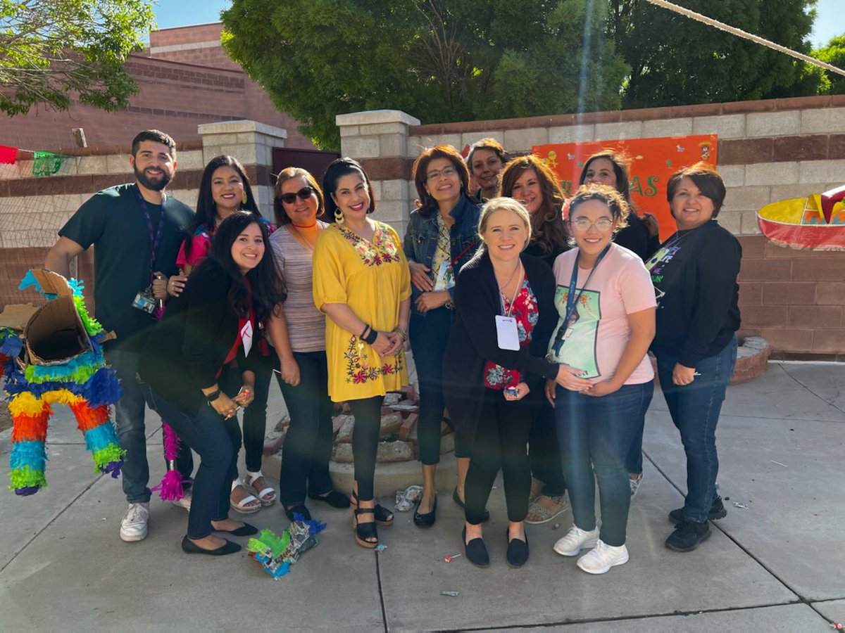 eguzman_teach's tweet photo. Teacher Appreciation Week at Lujan-Chavez! 🤩 I feel so blessed to work with such an amazing group of educators! Thank you @LChavez_ES @APena_LCES @CRemes_LCES ⭐️🌟 https://t.co/5NSfg7S3d5