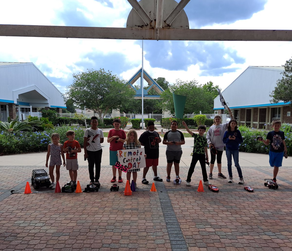 BrevAfterschool's tweet photo. Remote Control Car Day at Discovery Elementary was fantastic! #AfterschoolWorks #BAS321 https://t.co/b2FO7NkRXb