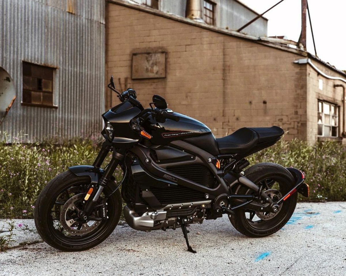 outsidechris_'s tweet photo. Any #moto fans here? How about #electric motos? Shown here is the #Livewire! 

I didn't shoot this on film, nor is it a banger landscape shot, so I guess I'm breaking the mold over here in NFT world 😂✌️

#NFTphotographer  #NFTphotography #NFTartists #nftcommunity https://t.co/vjsRLvRzY9