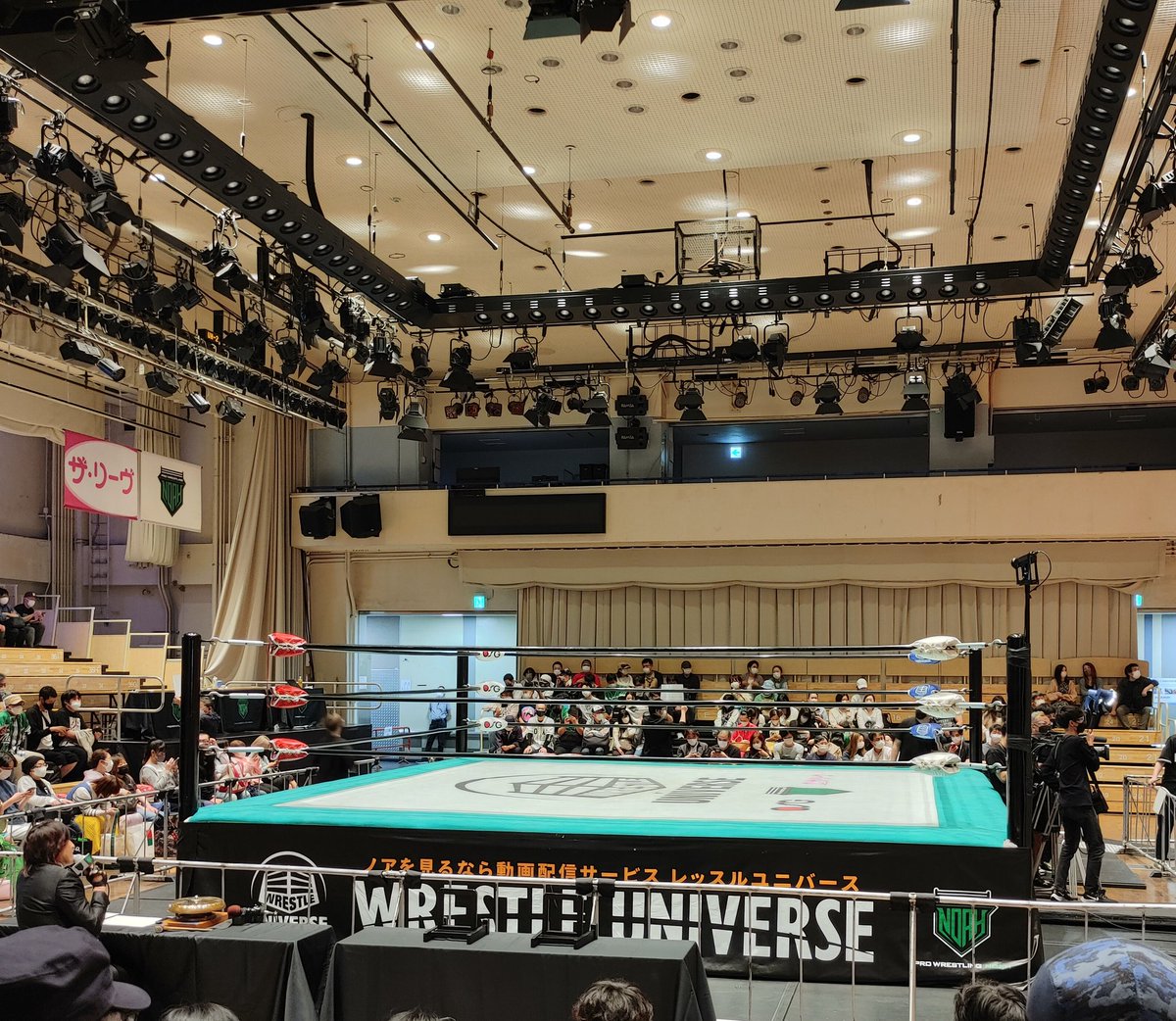 junx122's tweet photo. 娘っ子の部活が予定より1時間半も早く終わったので、「こりゃ行くしかない！」ってことで急遽、後楽園ホール大会へ🚗³₃

試合後、退場時のBGMが大好きな #hide ちゃんの   #HarryGoRound だったのはなんか感慨深かったな😌

 #noah_ghc https://t.co/ckpQR2HBhB