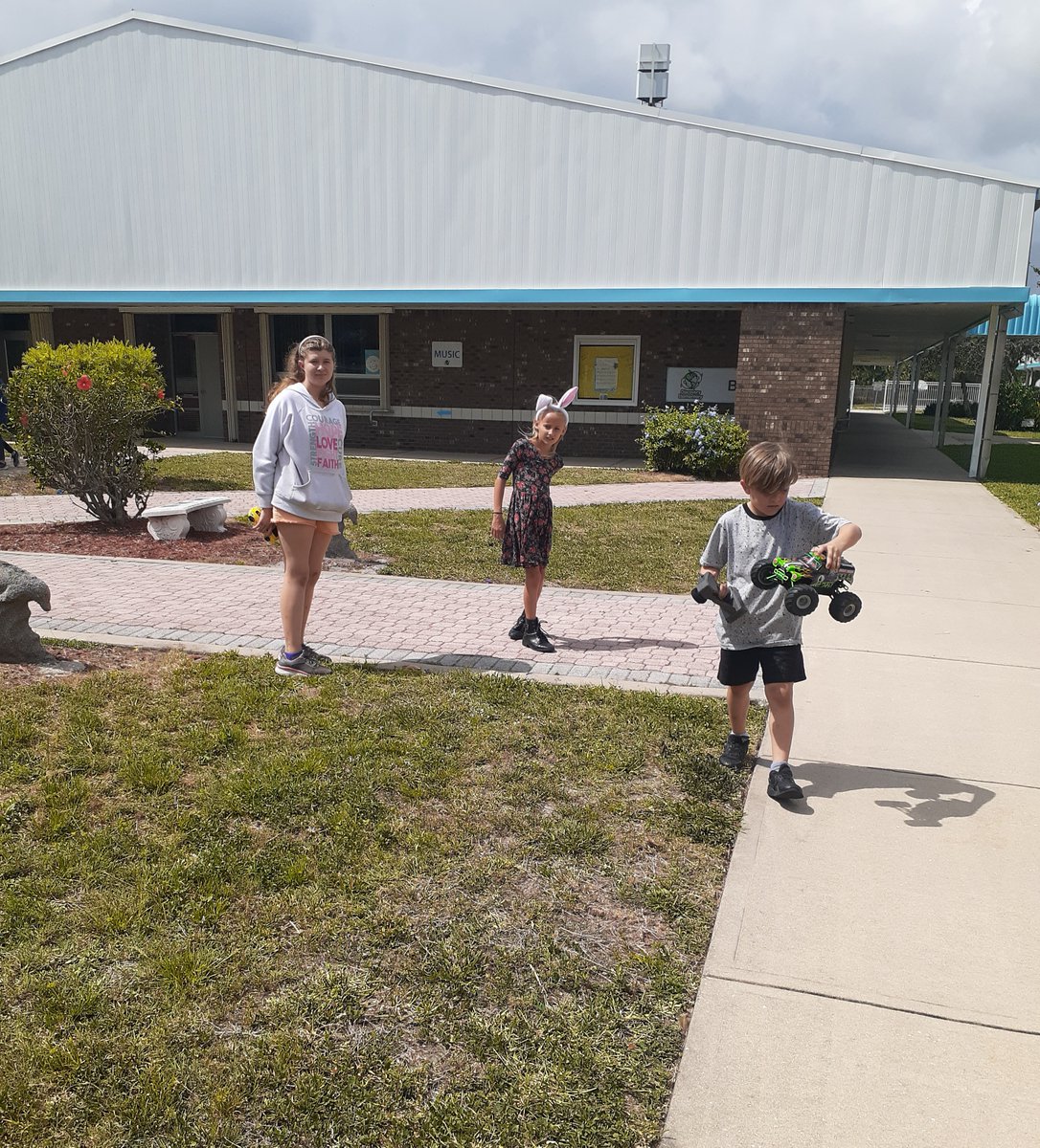 BrevAfterschool's tweet photo. Remote Control Car Day at Discovery Elementary was fantastic! #AfterschoolWorks #BAS321 https://t.co/b2FO7NkRXb