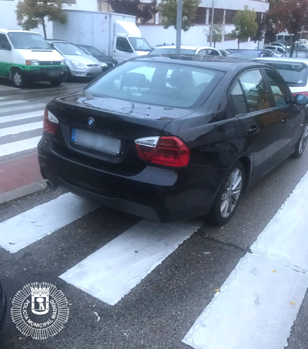policiademadrid's tweet image. ¿¿En serio😡?? ¿Solo era un momentito... o quizá fue toda la tarde? ¿No te acordaste de personas con movilidad reducida, niños, mayores, bebés en carrito,.. y tod@s los que querían cruzar esa calle?
✍️ Estacionar obstaculizando la utilización de un paso de peatones = 200€ #PMM