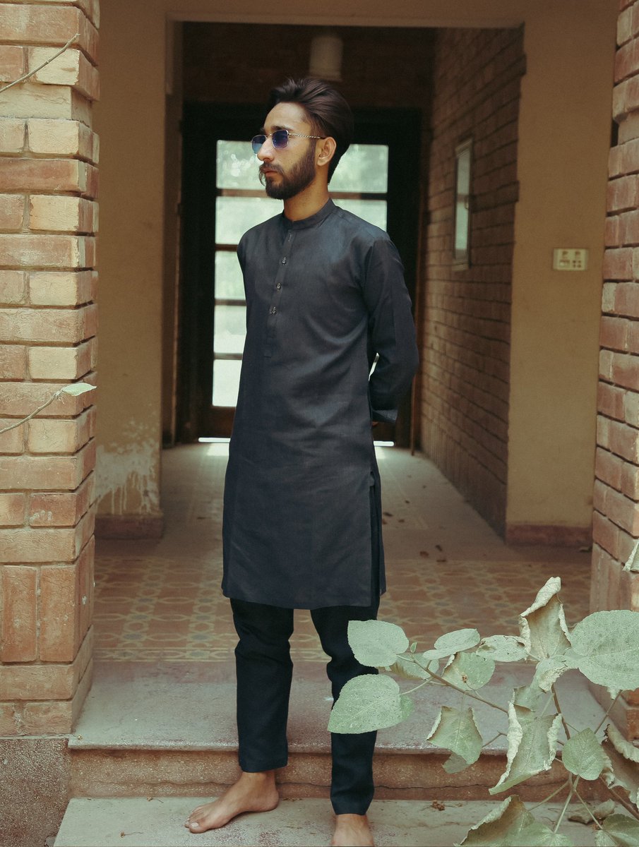 ChaudryAnsi's tweet photo. Black isn't just color, it's an emotion 🖤
#EidUlFitr #eidphoto https://t.co/nX4IyMwPgW