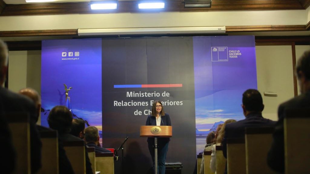 SubseDDHH's tweet photo. Reafirmando el compromiso de Chile por la promoción y defensa de los Derechos Humanos 🙌🏽
La Canciller @UrrejolaRREE junto a la Ministra de Justicia y Derechos Humanos @mriost anunciaron la candidatura de Chile 🇨🇱 al Consejo de Derechos Humanos de la ONU
#ChileAlConsejoDeDDHH https://t.co/MlHZV29xXL