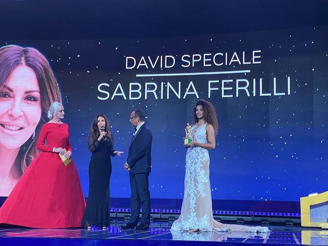 nicola_acunzo's tweet photo. Che soddisfazione assistere alla consegna del David Speciale a #sabrinaferilli! Un'artista che occupa da tempo un posto speciale nel cuore degli italiani a cui va un riconoscimento strameritato, ennesima dimostrazione della grande sensibilità e visione dei @PremiDavid #David67 https://t.co/VvpBAT32py