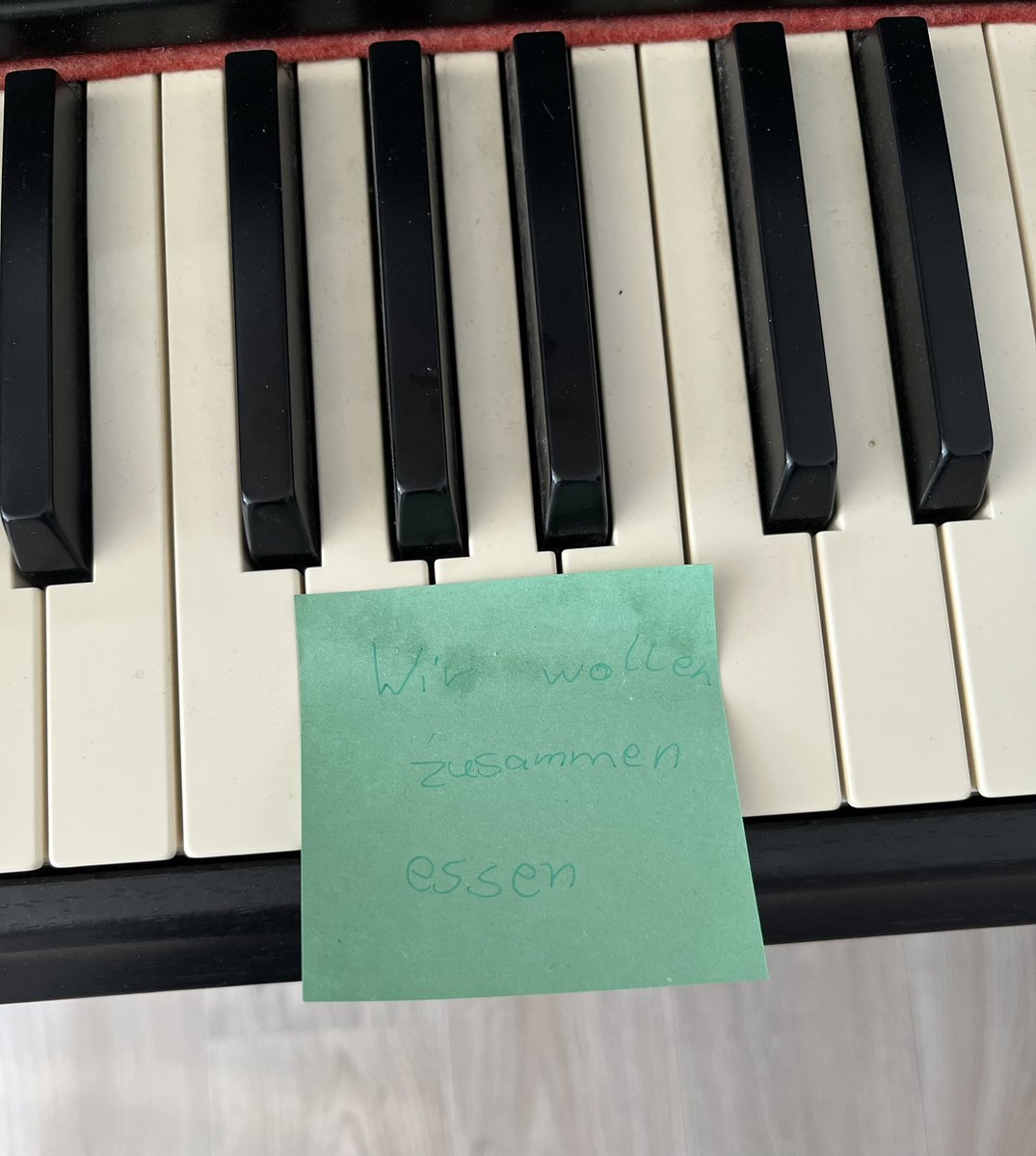 Lobbyinglektion 1: einfache Botschaften immer wieder wiederholen. K1 möchte mit Freundin bei uns essen und weiß, wie es geht 😂. Finde vermutlich noch nächstes Jahr diese Zettel 😍