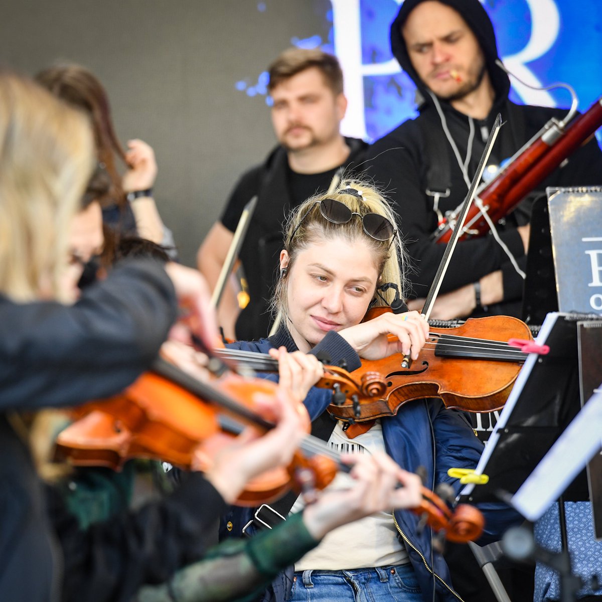 warszawa's tweet photo. Za moment zaczynamy specjalny koncert dla warszawianek i warszawiaków🙂 Specjalnie dla Was przed @PalacKultury zagra PRIME Orchestra z Charkowa! W podziękowaniu za okazane serca dla naszych gości z Ukrainy❤️ Zapraszamy na #PlacDefilad! Fot. J. Turczyk https://t.co/a50b2PYkb3