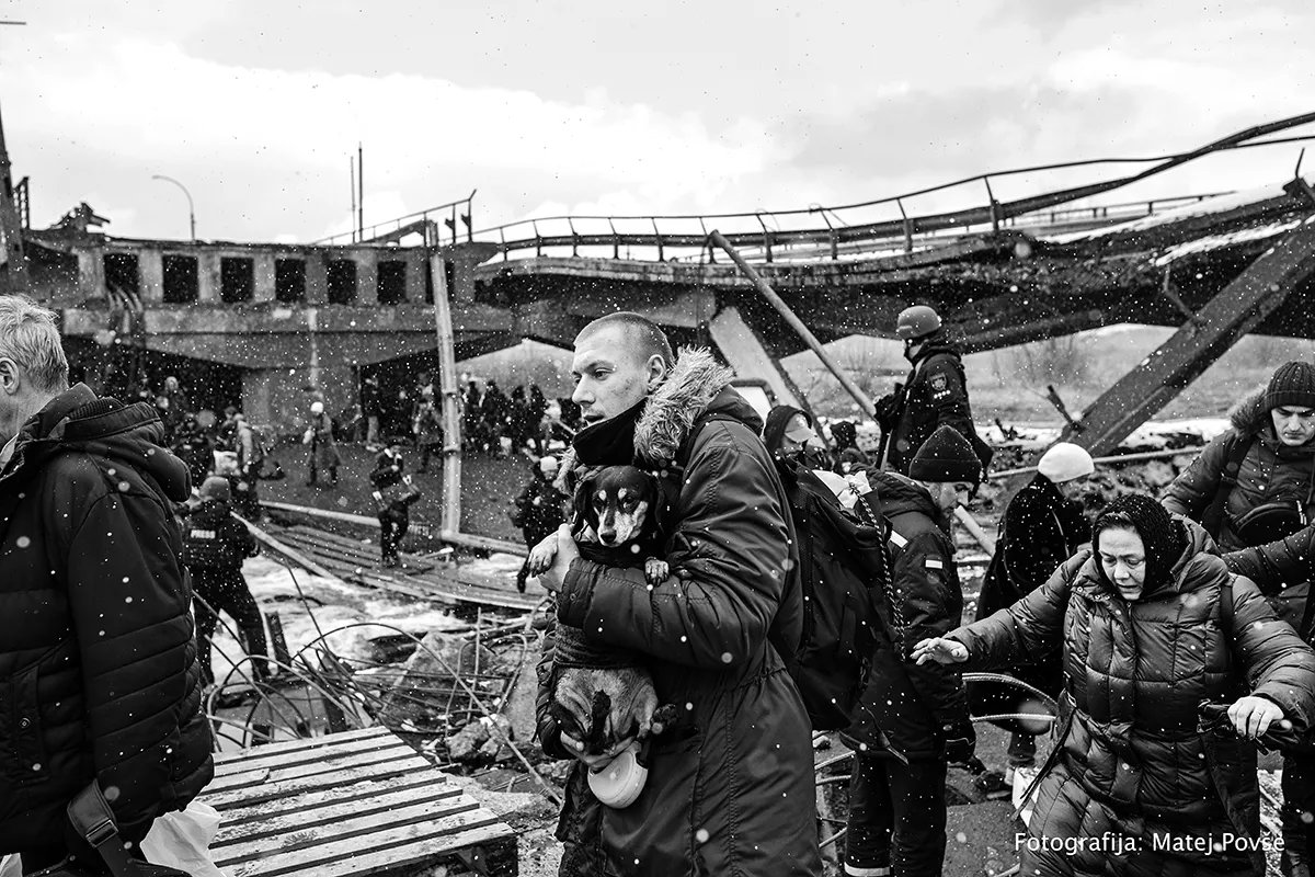 Val202's tweet photo. "Naivno upam, da bom spremenil poglede ljudi, poglede odločevalcev. Ampak tudi če spremenim enega, je to zame že velika zmaga."

Fotoreporter @MatejPovse o razstavi "To je vojna!". 
📷 Matej Povše. 
https://t.co/6gBW0WL0LE https://t.co/YvpkrlXqk5