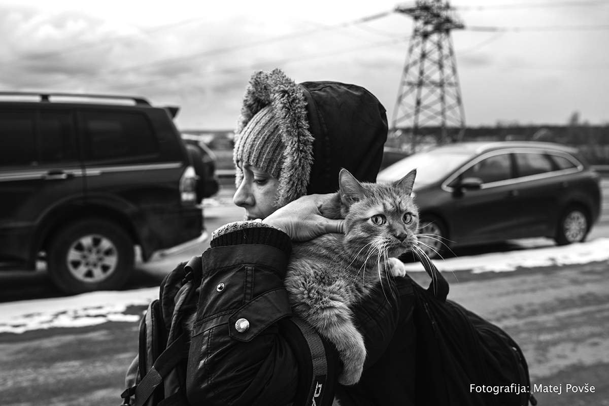 "Naivno upam, da bom spremenil poglede ljudi, poglede odločevalcev. Ampak tudi če spremenim enega, je to zame že velika zmaga."

Fotoreporter <a href="/MatejPovse/">Matej Povše</a> o razstavi "To je vojna!". 
📷 Matej Povše. 
val202.rtvslo.si/2022/05/to-je-…