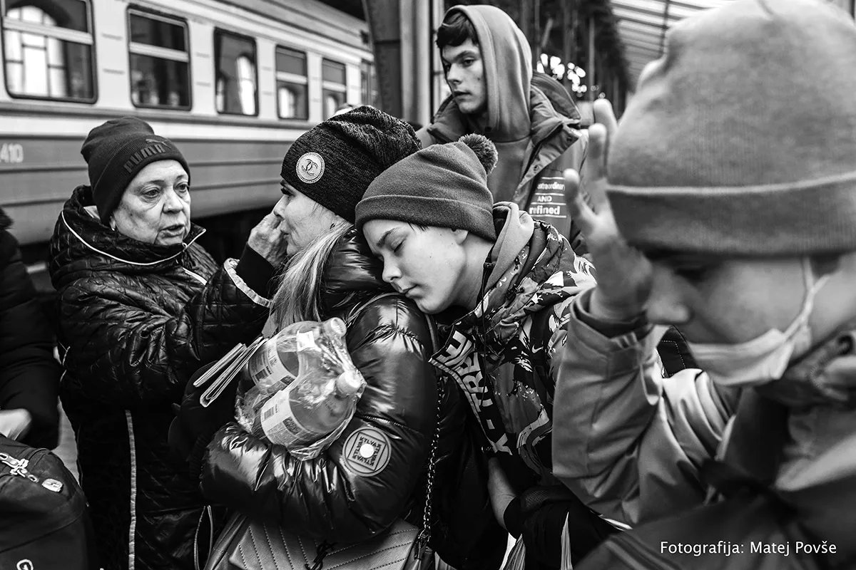 Val202's tweet photo. "Naivno upam, da bom spremenil poglede ljudi, poglede odločevalcev. Ampak tudi če spremenim enega, je to zame že velika zmaga."

Fotoreporter @MatejPovse o razstavi "To je vojna!". 
📷 Matej Povše. 
https://t.co/6gBW0WL0LE https://t.co/YvpkrlXqk5