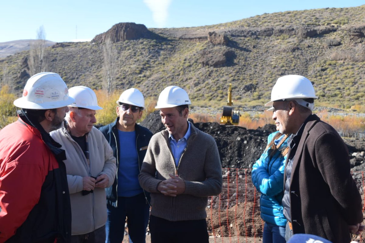 OmarGutierrezOk's tweet photo. Hoy, recorrimos la obra del aprovechamiento multipropósito Nahueve, que permitirá:
💧generar energía eléctrica,
💧suministrar agua
💧poner bajo riego más de 120 hectáreas.
La construcción avanza conforme al cronograma previsto, alcanzando un avance cercano al 60%. #PlanQuinquenal https://t.co/FoWNV1OAPr