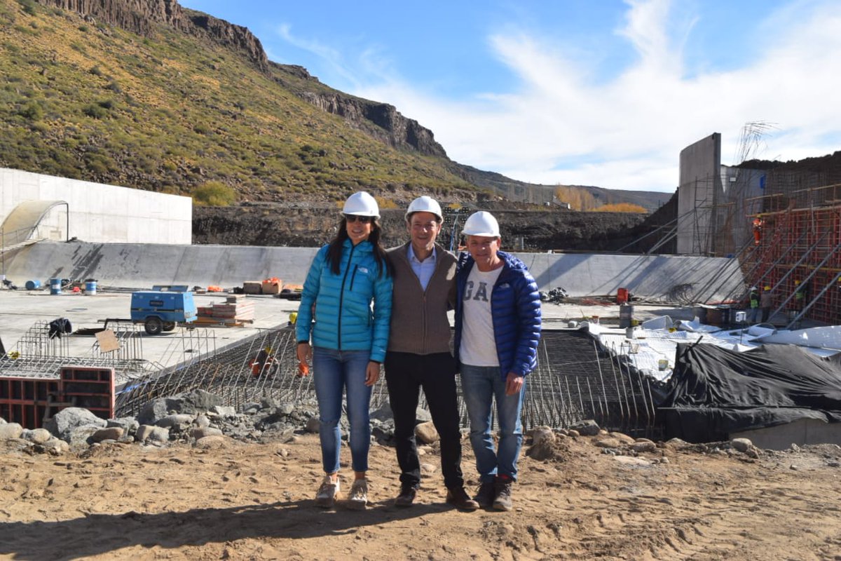 OmarGutierrezOk's tweet photo. Hoy, recorrimos la obra del aprovechamiento multipropósito Nahueve, que permitirá:
💧generar energía eléctrica,
💧suministrar agua
💧poner bajo riego más de 120 hectáreas.
La construcción avanza conforme al cronograma previsto, alcanzando un avance cercano al 60%. #PlanQuinquenal https://t.co/FoWNV1OAPr