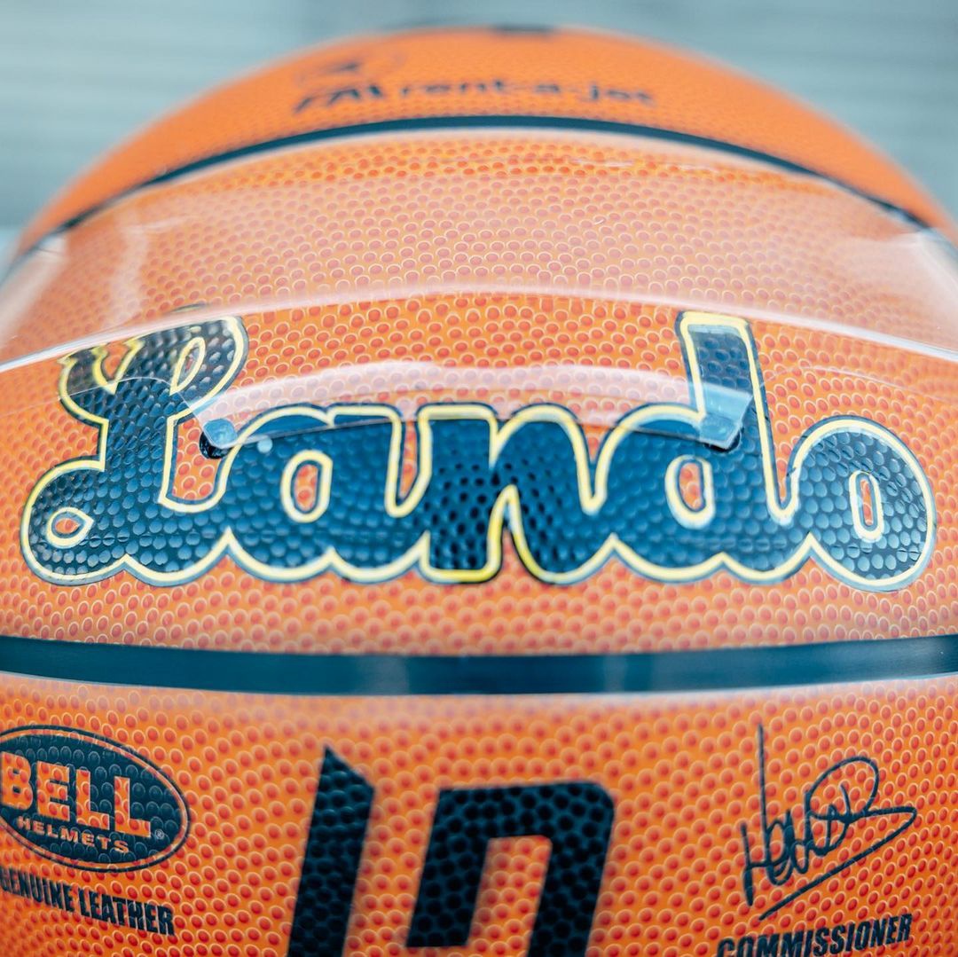 #F1 Lando Norris presentó su muy especial casco para el GP de Miami de la Fórmula 1. En originalidad no le gana nadie #LandoNorris #NBA #Basquet #MiamiGP 
¿Te gusta?