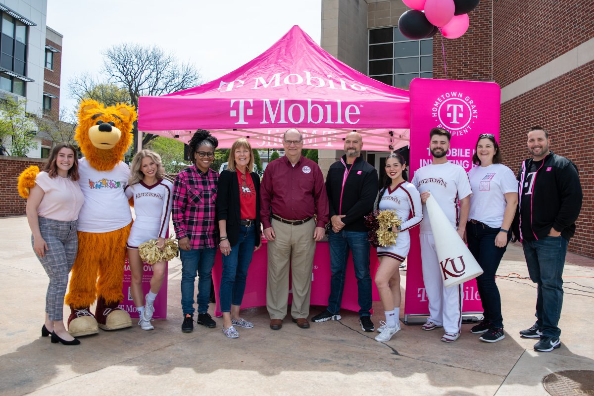 Today, we had the honor of @TMobile to present @KutztownU @KCP_Kutztown a #HometownGrants 💸 for $50K towards @KeithHaringArt Fitness Court #SMRA! It's great when so many areas of passion converge on one great project🏳️‍🌈🎨🏋️‍♀️😀📚!