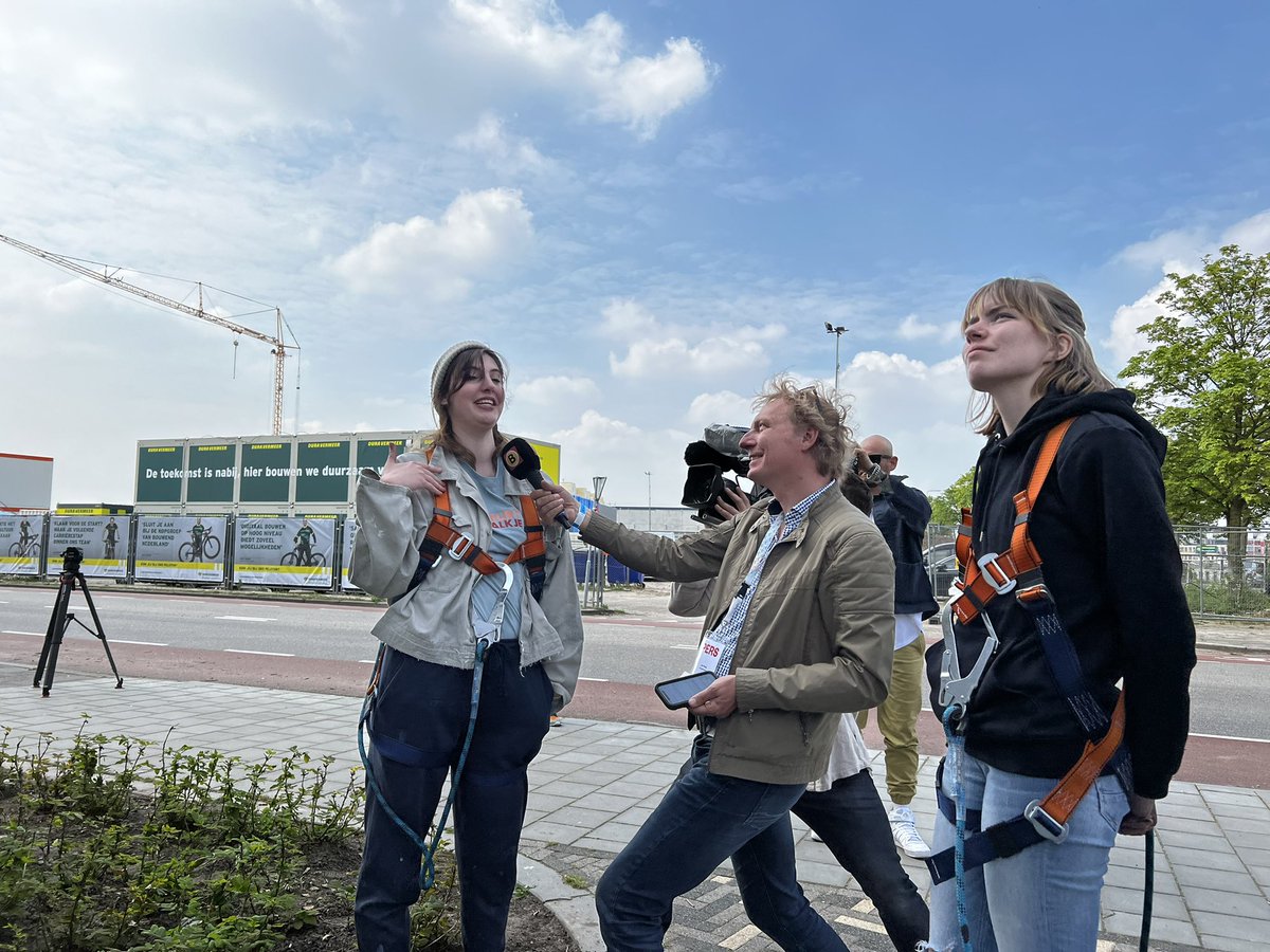 openartmuseum's tweet photo. Today we had reinforcements! 
Students from @St_Joost helping out @Pixotte on his mural, also interviewed and shared their thoughts and experiences. @omroepbrabant 
#unitingpeoplethroughart #streetart #mural #frombraziltodenbosch #graffiti #design #culture #experiences https://t.co/rftqMcVCrP