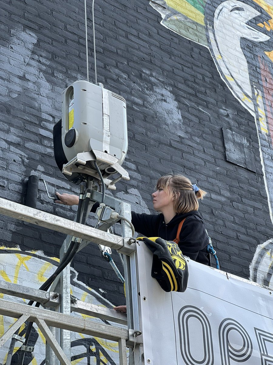 openartmuseum's tweet photo. Today we had reinforcements! 
Students from @St_Joost helping out @Pixotte on his mural, also interviewed and shared their thoughts and experiences. @omroepbrabant 
#unitingpeoplethroughart #streetart #mural #frombraziltodenbosch #graffiti #design #culture #experiences https://t.co/rftqMcVCrP