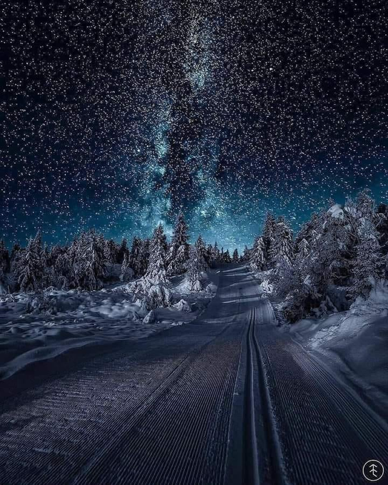 ineed__spacee's tweet photo. Stunning view of the Milky Way from Norway 😲 https://t.co/asFdBQBC0i