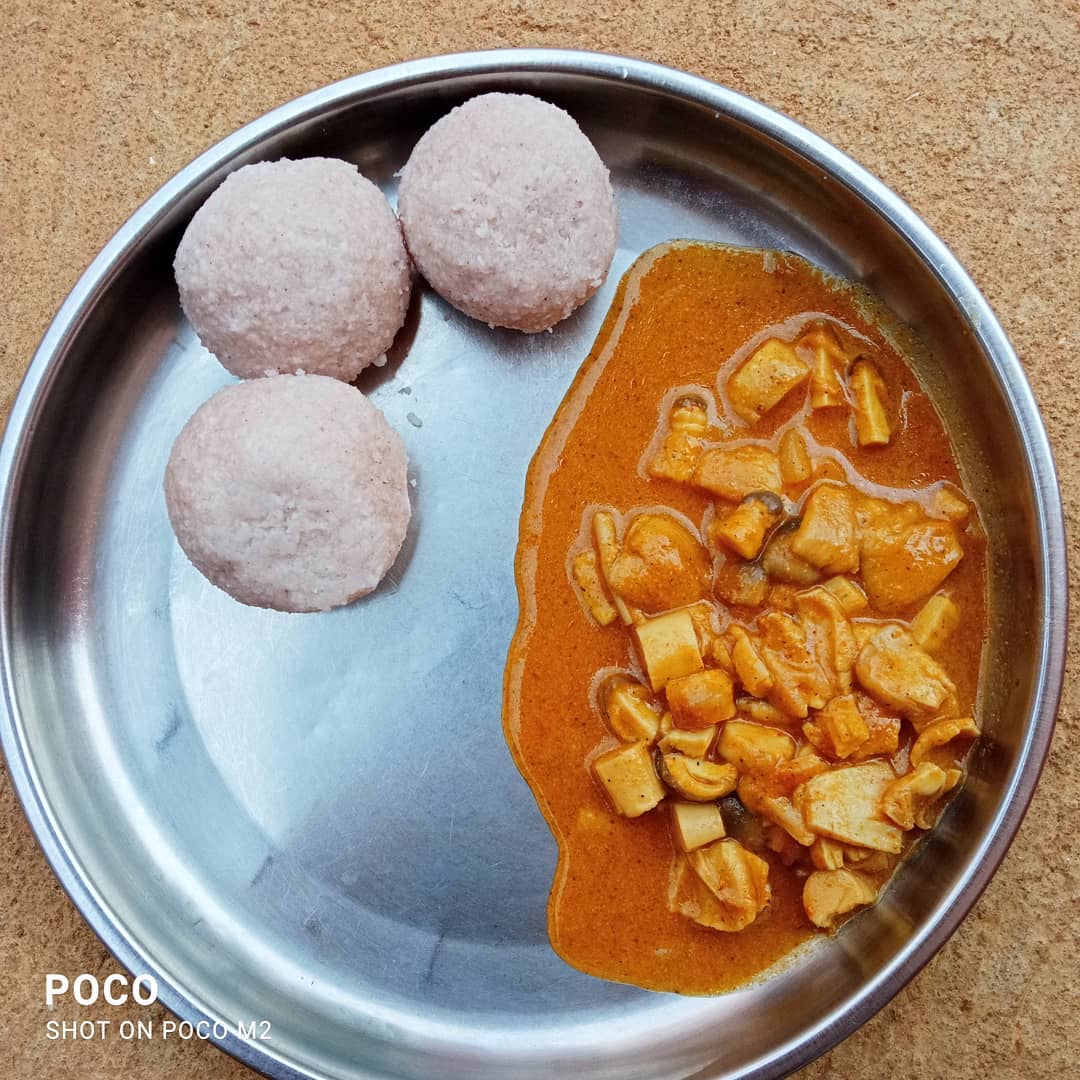 nalmeyamalenadu's tweet photo. ೨. ಹೆಗ್ಗಲಳಬಿ: ಇದನ್ನು ಅಣಬೆಗಳ ರಾಜ ಎಂದು ಕರೆಯಬಹುದು. ಉದ್ದನೆಯ ಬೇರುಗಳನ್ನು ಹೊಂದಿರುತ್ತವೆ. https://t.co/G7rDfRBsiU