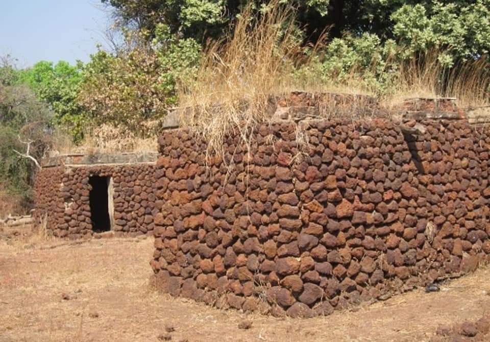 MCCAT_BF's tweet photo. Journée du Patrimoine Mondial Africain: la Ministre invite tous les Burkinabè ainsi que les différentes diasporas à visiter les Ruines de Loropéni, le Complexe W Arly Pendjari et les Sites de métallurgie ancienne du fer du Burkina Faso. 
https://t.co/E6LpO2DuwO https://t.co/YMGkjrkep2