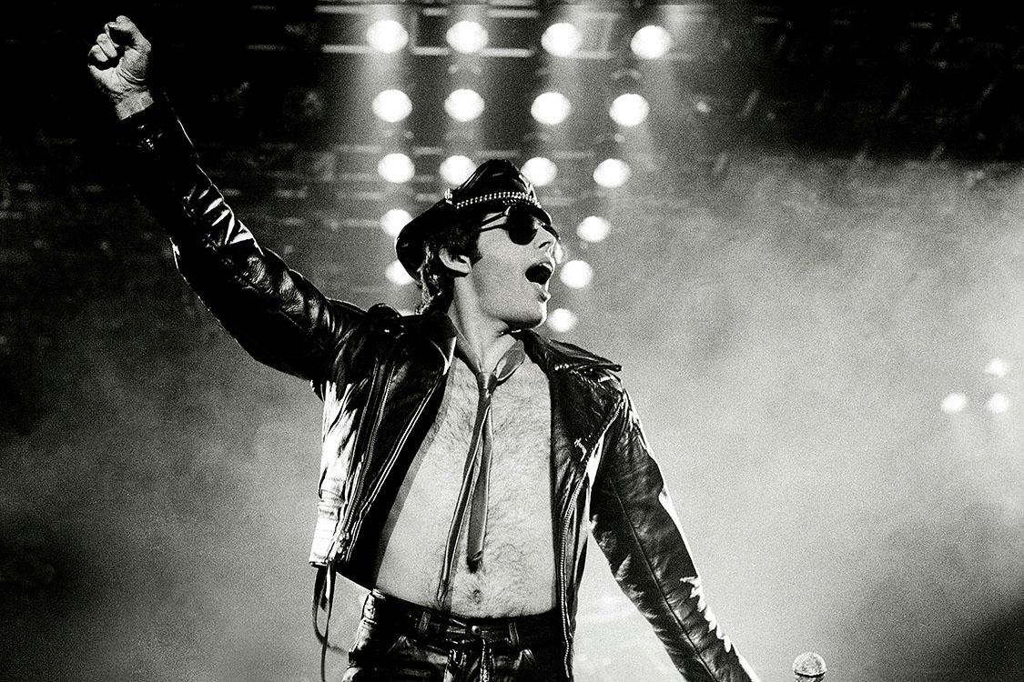 BoxGalleries's tweet photo. #PhotoLondon British music icon Freddie Mercury of Queen, performing on stage at the Manchester Apollo on November 27, 1979 captured by 📸 Kevin Cummins.⠀⠀⠀⠀⠀
⠀⠀⠀⠀⠀⠀⠀⠀⠀
#boxgalleries #KevinCummins #FreddieMercury #musicphotography #musichistory https://t.co/rZNgrVyzRF