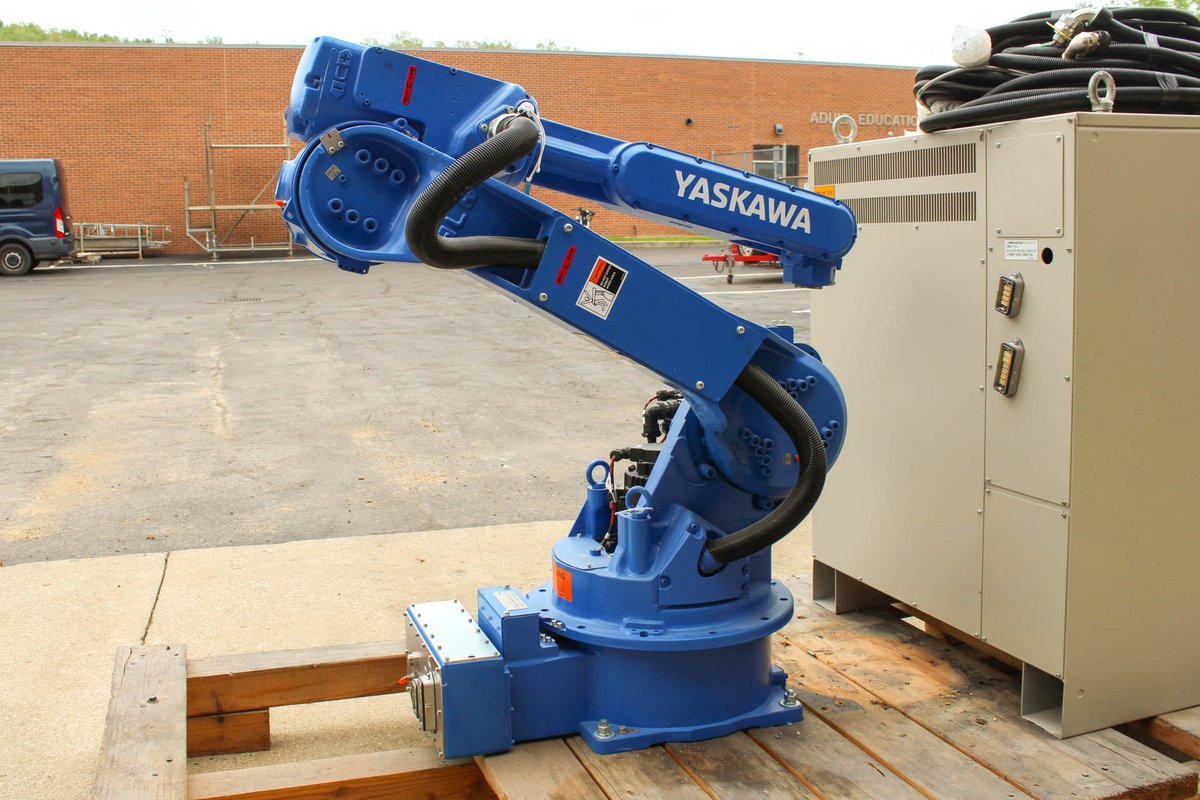 CollinsCTC's tweet photo. Today our Machining &amp; Robotics program received a donation from Toyota USA of a Yaskawa robot. Thanks to Luke and Dallas for making the delivery &amp; spending time touring our labs. We're excited to let our students get their hands on some new equip. #CCTCworks #CCTCtech https://t.co/glkxWVs3iP