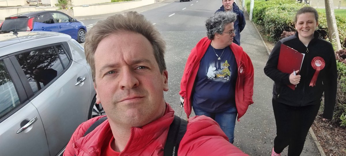 GraemeDownieMP's tweet photo. Short break and back out for @ScotCoopParty @ScottishLabour #ScotLocal2022 #labourdoorstep. #VoteLocalVoteLabour. https://t.co/FS0cBYOiEk