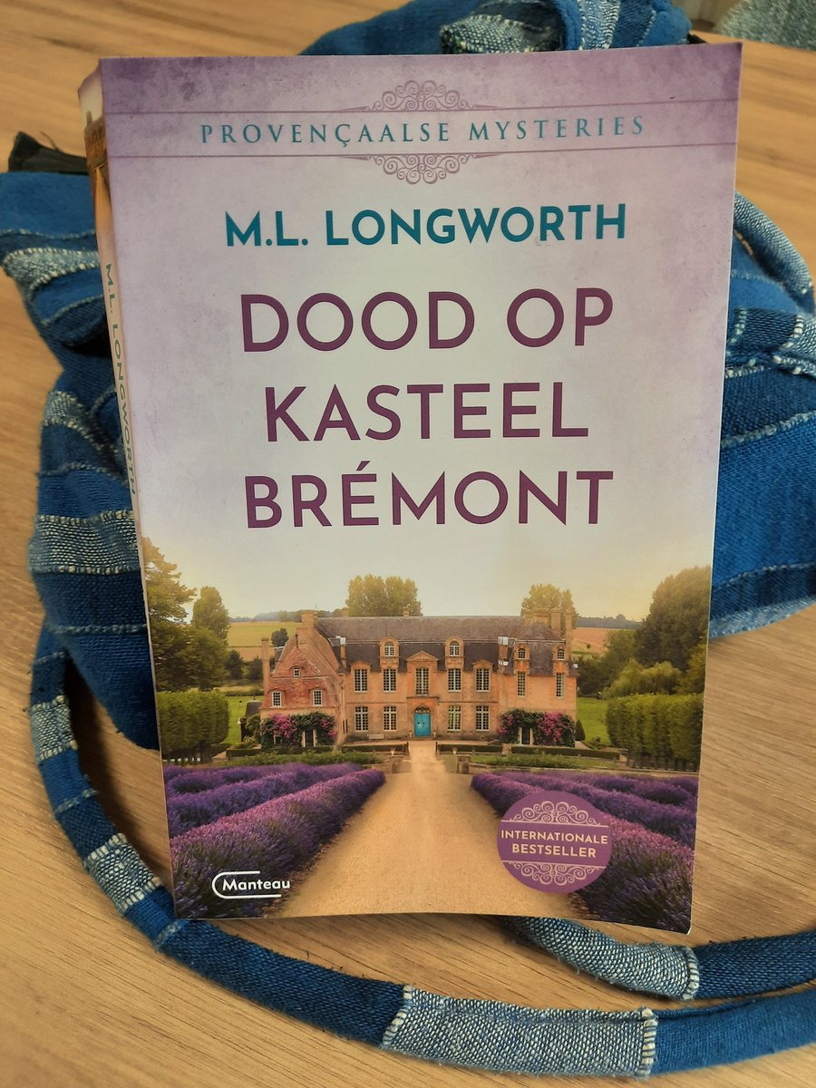Boek mee naar mijn werk zodat ik in de pauze tussen 2 diensten nog snel even verder kan. Ben zo benieuwd wie er achter de moord(en?) zit? Ik heb nog geen verdachte op het oog. Jullie wel? <a href="/Hebbannl/">Lezerscommunity Hebban.nl</a>, #hebbanbuzz, #doodopkasteelBrémont, #uitgeverijManteau