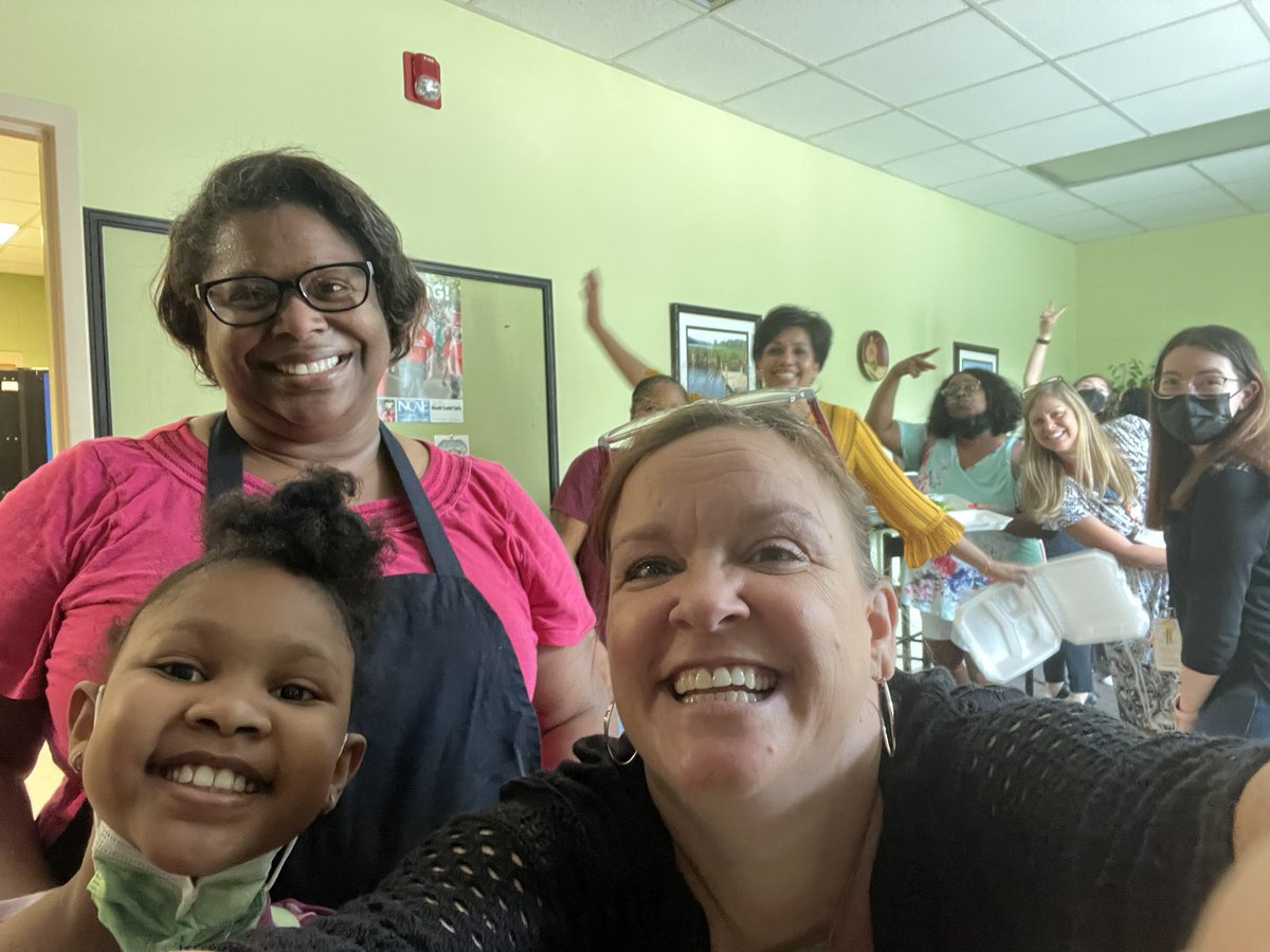 WWFMagnet's tweet photo. It’s a GREAT day @WildwoodForest when one of our parents brings in a fully catered lunch!!! Happy Teacher Appreciation week to us!
Thank you Ms Caldwell and Little Z!
#thepurplekitchen https://t.co/8DnGjxVaey
