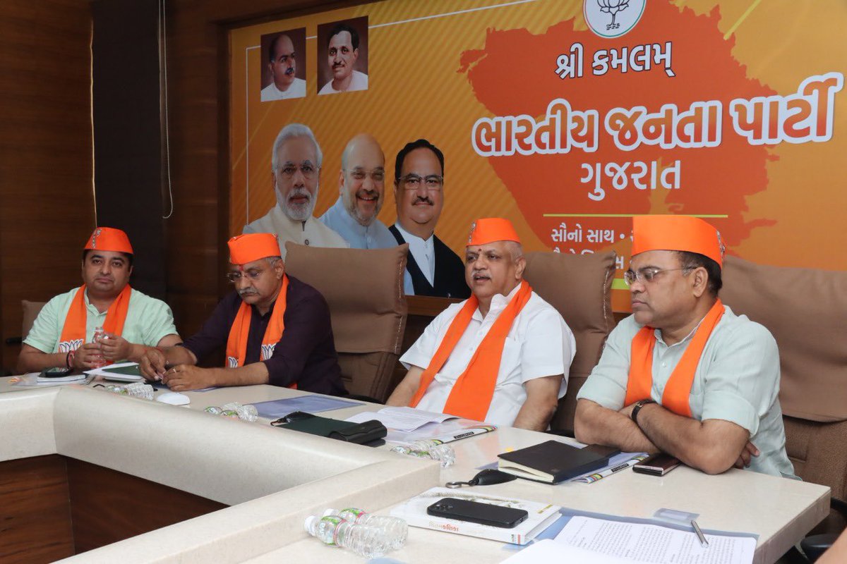 brijeshmerja1's tweet photo. રાષ્ટ્રીય સંગઠન મહામંત્રી શ્રી @blsanthosh જીની અધ્યક્ષતામાં પ્રદેશ કાર્યાલય 'શ્રી કમલમ્' ખાતે સંગઠનાત્મક ���ાર્યો અંગે બેઠકો યોજાઈ. https://t.co/wJDUKyDxHH