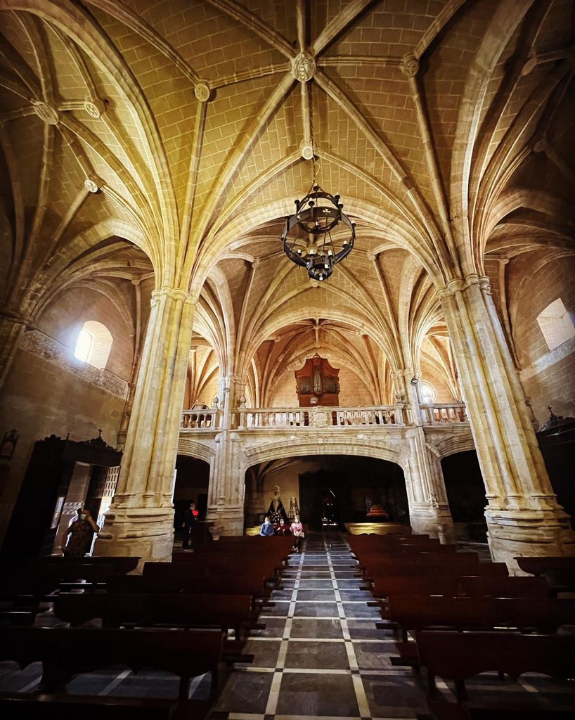 PiSerradilla's tweet photo. Fotos de @josemiron72 #berzocana #geoparquevilluercasiboresjara #bovedas #cruceria #monumentohistorico https://t.co/cYSpTljBKr