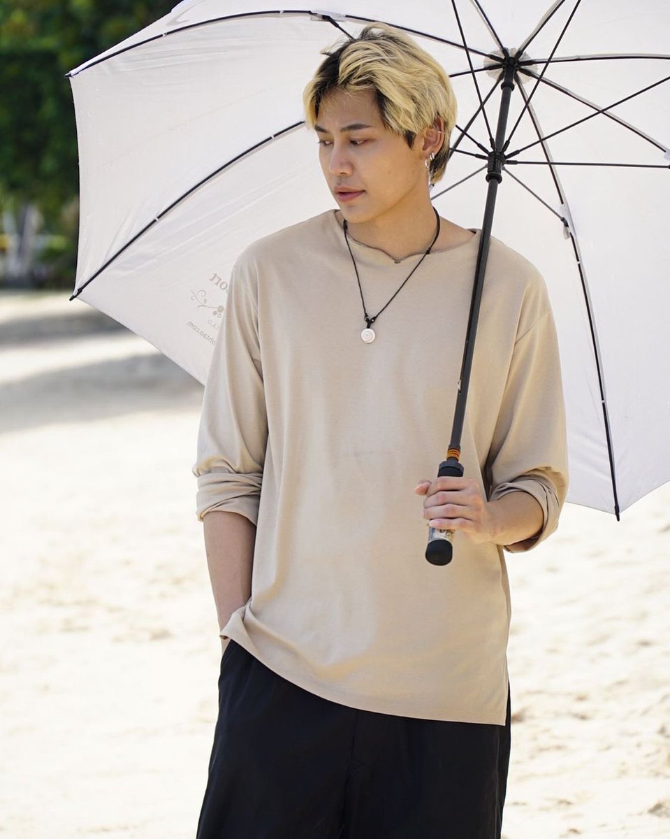ฝนตกก็กางร่ม หนาวลมก็ห่มผ้า ป่วยไข้ก็กินยา ที่พูดมาไม่ได้เป็นหมอนะแต่เป็นห่วง>///<

cr  IG thongekkachar

#อมยิ้มของบุ๋นไออุ่นของเฮีย #bb0un #BounNoppanut #Onealways_bb0un #studiowabisabi