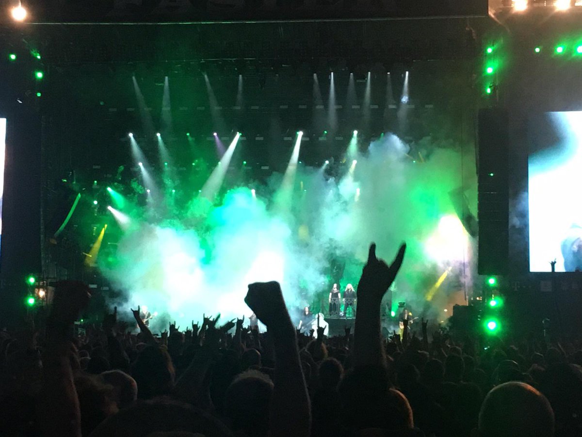 Nicht mehr lang und ich bin wieder auf holy ground
Ich sitze dort,Ich schaue mir Leute an,rede mit ihnen
Menschen die man nur einmal im Jahr sieht, man versteht sich sofort. Egal aus welchem Land sie kommen. Jeder wird gleich freundlich behandelt. Freut sich auf das wieder sehen