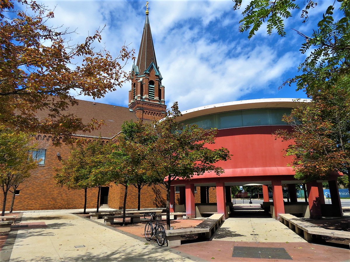 ChiBikeAdvs's tweet photo. St Francis of Assisi (1866) w/ Skyspace (James Turrell, 2005) Selina and 9 yr old Dirk "SoBig" DeJong near the end of their Halsted drive to the 1890s Haymarket, To herself "…Twelfth…Look at all the people!...I’m enjoying this.” #bikechi More - https://t.co/iyBXhEthLd https://t.co/oidJuRJbO1