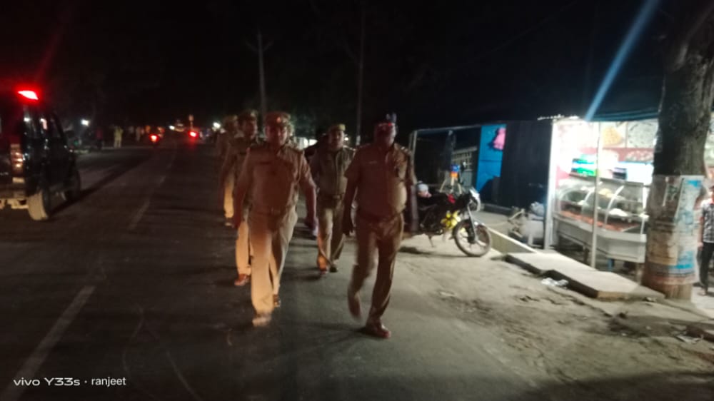 kushinagarpol's tweet photo. #SPKSN @dhawalips के निर्देशन में #CO_Tamkuhiraj के नेतृत्व में थाना सेवरही पुलिस टीम द्वारा थाना क्षेत्रान्तर्गत शांति एवं कानून-व्यवस्था बनाये रखने के दृष्टिगत प्रमुख चौराहों, बाजारों व अन्य सार्वजनिक स्थानों पर #FootPatrolling किया गया,जनता से संवाद कर कराया सुरक्षा का अहसास । https://t.co/EhjtK9f6CJ